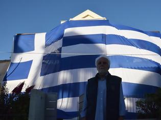 Φωτογραφία για Ο αντιδήμαρχος κάλυψε το σπίτι του με ελληνική σημαία 140 τ.μ.