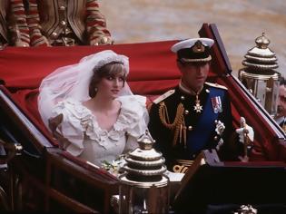 Φωτογραφία για H Sarah Ferguson κράτησε την τιάρα που φόρεσε στο γάμο της ενώ η Diana όχι