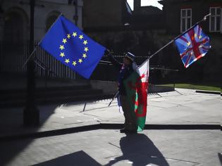 Φωτογραφία για Tρίμηνη παράταση έδωσε η ΕΕ στη Βρετανία για το Brexit