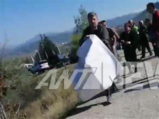 Φωτογραφία για Ένταση στους Βουλιαράτες: Αστυνομικοί άρπαξαν πανό από τους γονείς του Κατσίφα