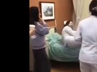 Φωτογραφία για Σαλός στην Κίνα για τις νοσοκόμες που ξάπλωσαν στο κρεβάτι που είχε νοσηλευτεί τραγουδιστής