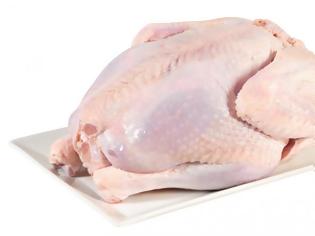 Φωτογραφία για Πλένετε κι εσείς το κοτόπουλο πριν το βάλετε στο φούρνο; Μόλις δείτε το βίντεο θα το σκεφτείτε ξανά... (Video)