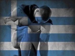 Φωτογραφία για Η φωτογραφία του γονατισμένου Έλληνα κάνει το γύρο του κόσμου και του Διαδικτύου