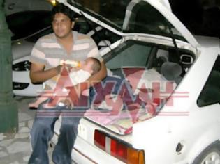 Φωτογραφία για Σοκαριστικό : Οικογένεια με 3 βρέφη ζει μέσα σε αυτοκίνητο