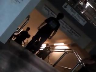 Φωτογραφία για Ξύλο σε αλλοδαπό..στον σταθμό του μετρό...[Βίντεο]