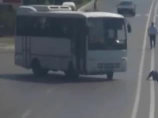 Φωτογραφία για Σοκαριστικό βίντεο όπου λεωφορείο χτυπάει έγκυο γυναίκα