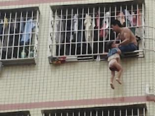 Φωτογραφία για Κρέμασε την κόρη του από τον 6ο όροφο, επειδή τσακώθηκε με την σύζυγό του!