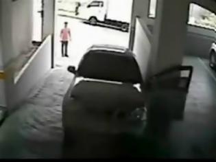 Φωτογραφία για VIDEO: Γυναίκα οδηγός καταστρέφει αυτοκίνητο σε ενάμιση λεπτό!