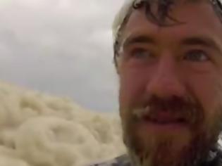 Φωτογραφία για VIDEO: H θάλασσα γέμισε αφρούς