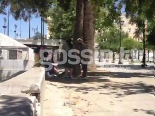 Φωτογραφία για ΑΠΙΣΤΕΥΤΟ VIDEO: Η Ελένη Λουκά επιτίθεται σε ζευγάρι που φιλιέται!