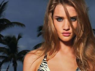 Φωτογραφία για Rosie Huntington-Whiteley... την τσακώσαν στο μπαλκόνι χωρίς τα απαραίτητα!