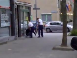 Φωτογραφία για Κάμερα καταγράφει γυναίκα αστυνομικό να χτυπάει μεθυσμένο άντρα!