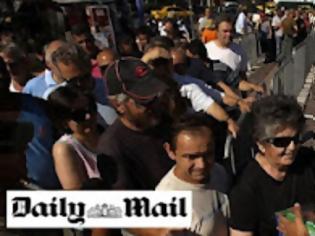 Φωτογραφία για Daily Mail: Χιλιάδες πεινασμένοι Ελληνες στην ουρά για ένα πιάτο φαγητό