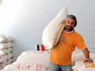 Φωτογραφία για Χρυσοβαλάντης Αλεξόπουλος:ο βουλευτής της Χρυσής Αυγής που κουβαλάει τσουβάλια με ζωοτροφές