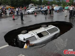 Φωτογραφία για ΔΕΙΤΕ: Τεράστια τρύπα καταπίνει ένα βανάκι στη Κίνα!