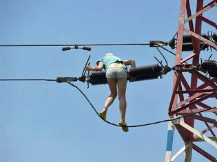 Φωτογραφία για Πέρασε τα ηλεκτροφόρα καλώδια για… γέφυρα