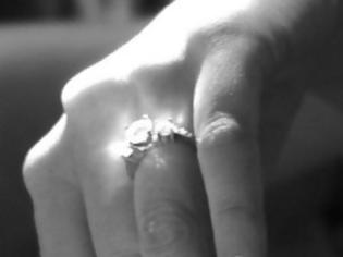 Φωτογραφία για Βρήκαν δαχτυλίδι του 1961 σε αυτοκίνητο του 2004