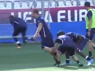 Φωτογραφία για ΝΤΙ ΝΑΤΑΛΕ ΚΑΙ ΜΠΑΛΟΤΕΛΙ ΒΑΖΟΥΝ... ΤΡΙΚΛΟΠΟΔΙΑ ΣΤΟΝ ΚΑΣΑΝΟ! *ΒΙΝΤΕΟ*