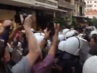 Φωτογραφία για Πέταξαν αβγά κατά την παρέλαση Gay Pride στη Θεσσαλονίκη [Βίντεο]