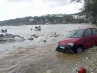 Φωτογραφία για Αλυκή Αιγίου: Αυτοκίνητο... προσγειώθηκε στα βότσαλα!