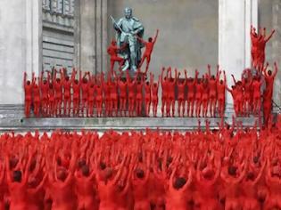 Φωτογραφία για Εντυπωσιακές φωτογραφίες! 1.700 γυμνοί εθελοντές χτυπούν... κόκκινο