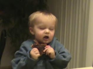 Φωτογραφία για Νυσταγμένο μωράκι που παλεύει να φάει τη φρυγανιά του μέχρι που... πέφτει κάτω! [Video]