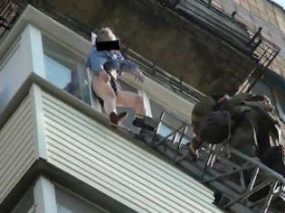 Φωτογραφία για 74χρονη σώθηκε από το φόρεμά της ενώ έπεφτε από τον 8ο όροφο [video]