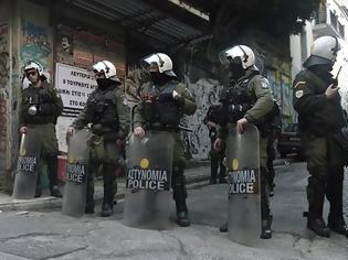 Φωτογραφία για Πεδίο μάχης τα Εξάρχεια: Μολότοφ και χημικά ανάμεσα σε αντιεξουσιαστές και αστυνομία