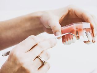 Φωτογραφία για Οδοντίατρος αφαίρεσε το μεγαλύτερο δόντι του κόσμου