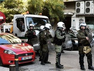 Φωτογραφία για Έφοδος της αστυνομίας στην ΑΣΟΕΕ: Εντοπίστηκαν κοντάρια, κράνη και κουκούλες