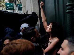 Φωτογραφία για Παρίσι: Γυμνόστηθες FEMEN επισκίασαν την πορεία κατά της ισλαμοφοβίας