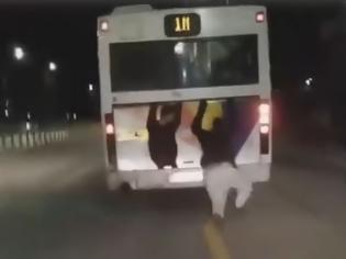 Φωτογραφία για Νεαροί παίζουν με τον θάνατο κρεμόμενοι πίσω από τραμ και λεωφορεία (video)