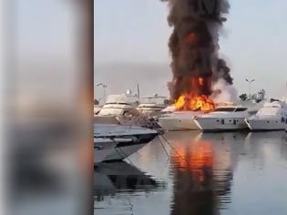 Φωτογραφία για Στις φλόγες δύο σκάφη στη μαρίνα Γλυφάδας