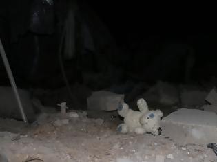 Φωτογραφία για Τραγικές εικόνες στη Συρία: Δεκάδες νεκροί από αεροπορικές επιδρομές - Ανάμεσά τους και πολλά παιδιά