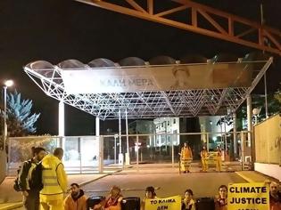 Φωτογραφία για Greenpeace: Αλυσοδέθηκαν μπροστά στα διυλιστήρια στον Ασπρόπυργο