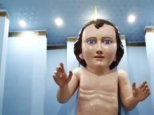 Φωτογραφία για ΒΙΝΤΕΟ>Εκκλησία έφτιαξε γιγάντιο άγαλμα του μωρού Ιησού που έγινε viral για τους λάθος λόγους