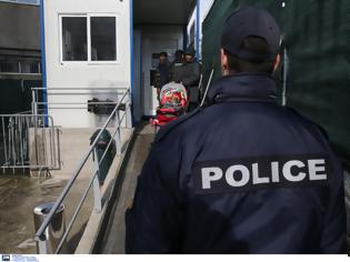 Φωτογραφία για Στον εισαγγελέα οι καταγγελίες για διερμηνείς που εκμεταλλεύονται πρόσφυγες και μετανάστες