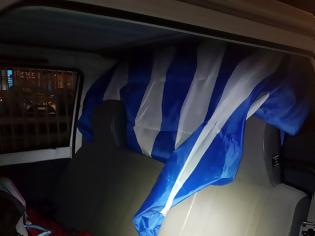 Φωτογραφία για Έλληνας διακινητής έκρυβε στο φορτηγό του 10 παράνομους μετανάστες