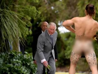 Φωτογραφία για Ο πρίγκιπας Κάρολος και η «αμήχανη» στιγμή με γυμνό άντρα Μαορί