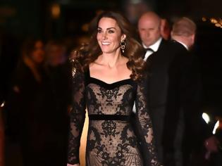 Φωτογραφία για Kate Middleton: Πιο εκθαμβωτική από ποτέ με δαντελένιο Alexander McQueen φόρεμα