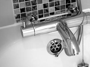 Φωτογραφία για Μία γυναίκα έμεινε καθηλωμένη στο μπάνιο για 8 μέρες και σώθηκε από έναν ντελιβερά (pics)
