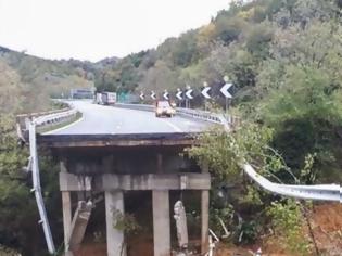 Φωτογραφία για Κατέρρευσε γέφυρα σε αυτοκινητόδρομο λόγω της σφοδρής βροχόπτωσης
