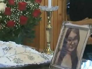 Φωτογραφία για Ράγισαν καρδιές στο μνημόσυνο της Ελένης Τοπαλούδη - βιντεοΣυγκλόνισε το μοιρολόι της μάνας