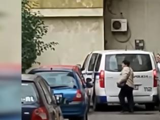 Φωτογραφία για Βίντεο-σοκ: Αστυνομικός διοικητής κλέβει την ανθρωπιστική βοήθεια για τον σεισμό στην Αλβανία!