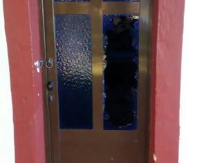 Φωτογραφία για ΒΟΝΙΤΣΑ: Αθεόφοβοι έσπασα τα τζάμια απο τις πόρτες στο εκκλησάκι του Αγίου Νεκταρίου στην Κουκουμίτσα!!