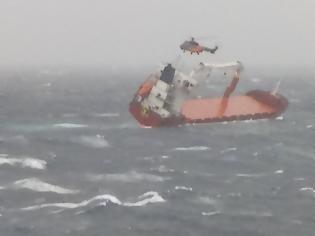 Φωτογραφία για Κλίση 30 μοιρών έχει πάρει το ακυβέρνητο πλοίο στα ανοιχτά του Σιγρίου