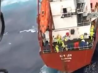 Φωτογραφία για Συγκλονιστικό βίντεο: Η διάσωση του πληρώματος του ακυβέρνητου πλοίου μεταξύ Λέσβου και Σκύρου