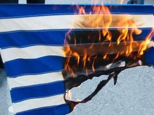 Φωτογραφία για ΕΔΕ για αστυνομικό που φαίνεται να έκαψε ελληνική σημαία