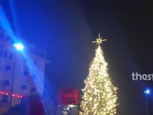 Φωτογραφία για Φωταγωγήθηκε το χριστουγεννιάτικο δέντρο στην πλατεία Αριστοτέλους
