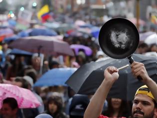Φωτογραφία για Χιλιάδες διαδηλωτές με μαγειρικά σκεύη και πολύ χρώμα κατά του Ντούκε